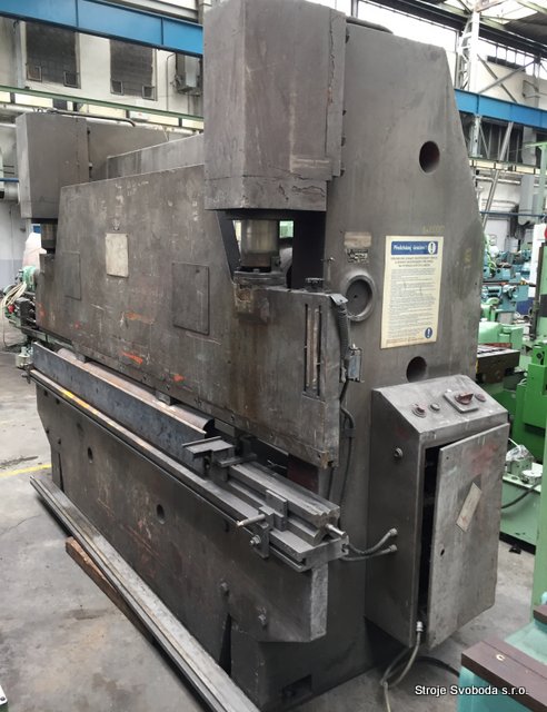 Lis ohraňovací hydraulický LE 100/3000 (Ohranovaci lis LE 100-3000 - GEFI Gyor Hydraulic press brake (4).JPG)